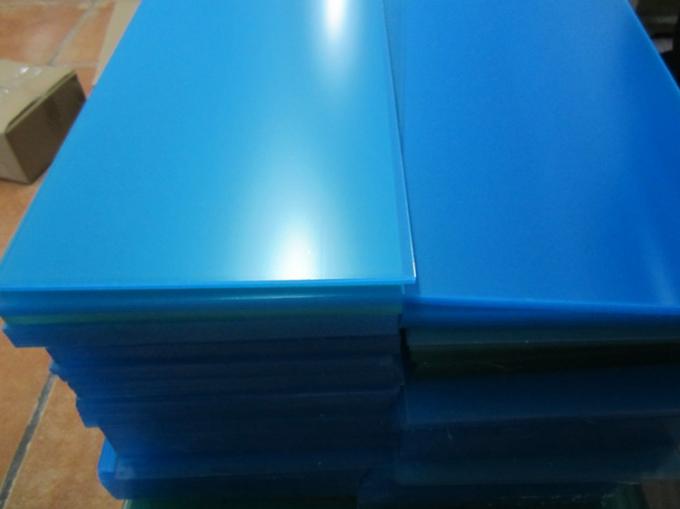 Hoja de acrílico PMMA del plexiglás 9m m azul decorativo de la célula, vacío que forma proceso